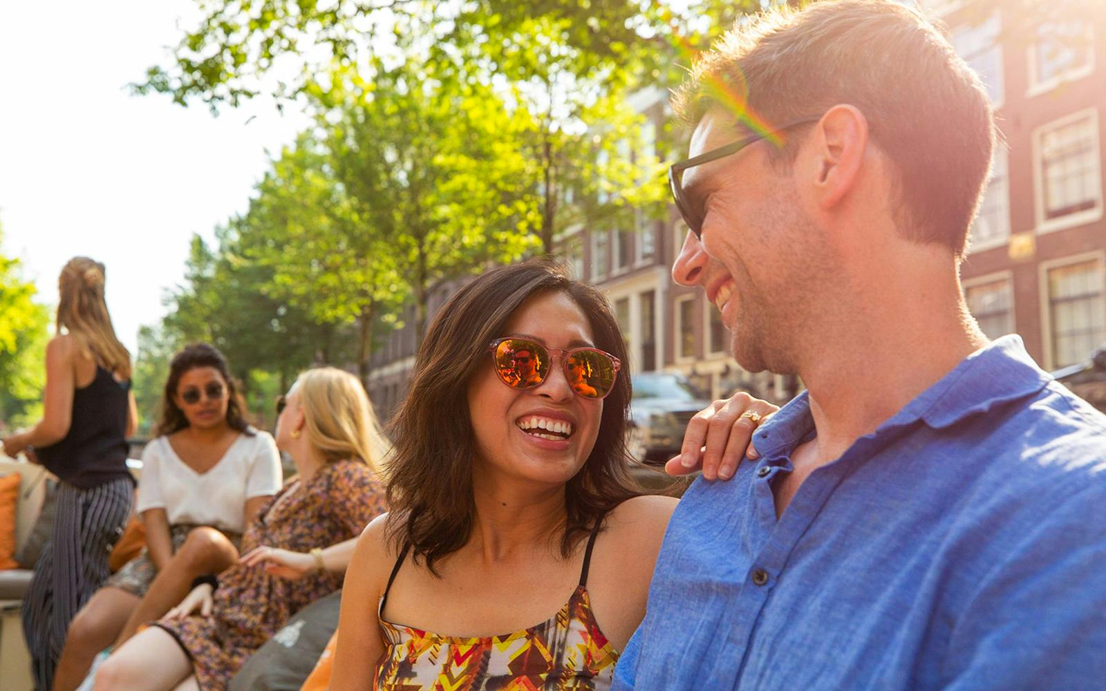 Amsterdam: 1-Hour Small-Group Canal Cruise in German with Unlimited Drinks Image 5