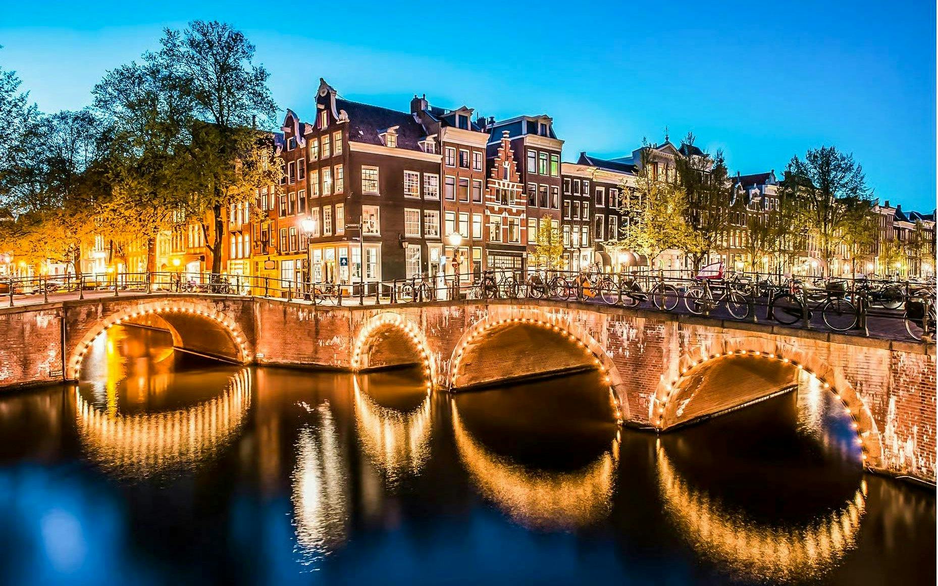 Amsterdam: 70-Min Smoke and Lounge City Boat Cruise on Heated, Covered Boat Image 5