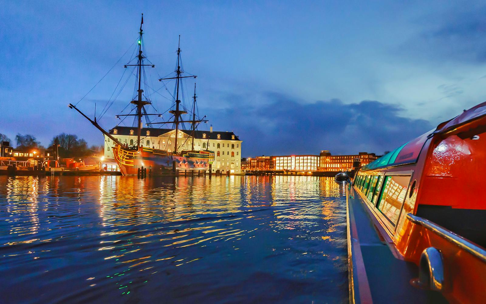 Amsterdam: 90-Min Adult-Only Evening Canal Cruise with Wine and Cheese Image 4