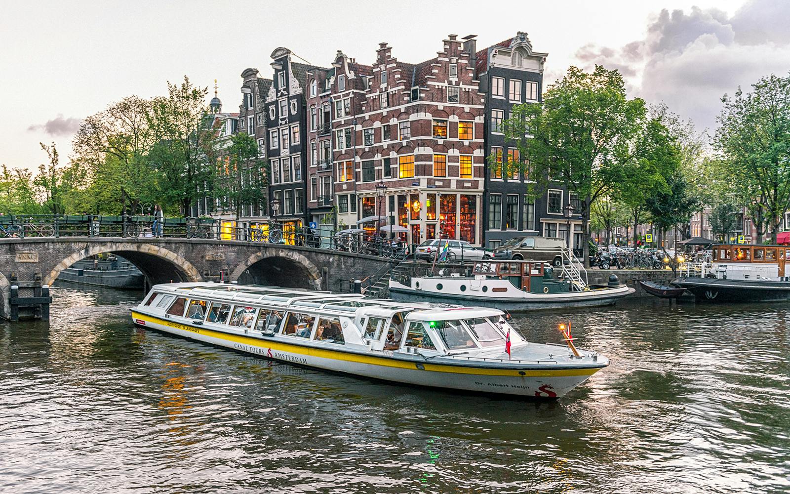 Amsterdam: 90-Min Evening Cruise with Pizza and Drinks Image 2
