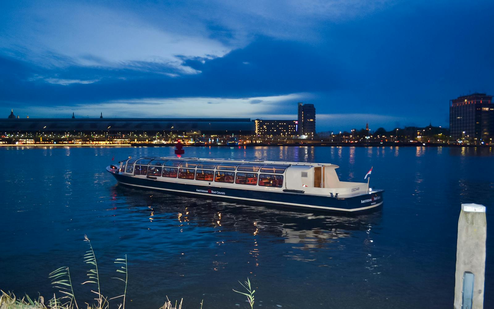 Amsterdam Light Festival: 90-min Extended Traditional Cruise with Optional Wine & Snackbox Image 5
