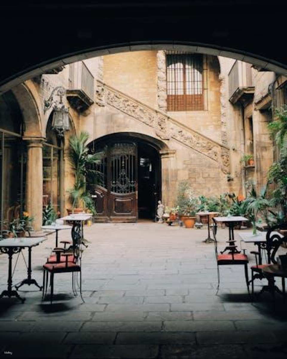 Barcelona guided tour with Sagrada Familia and Park Güell entry