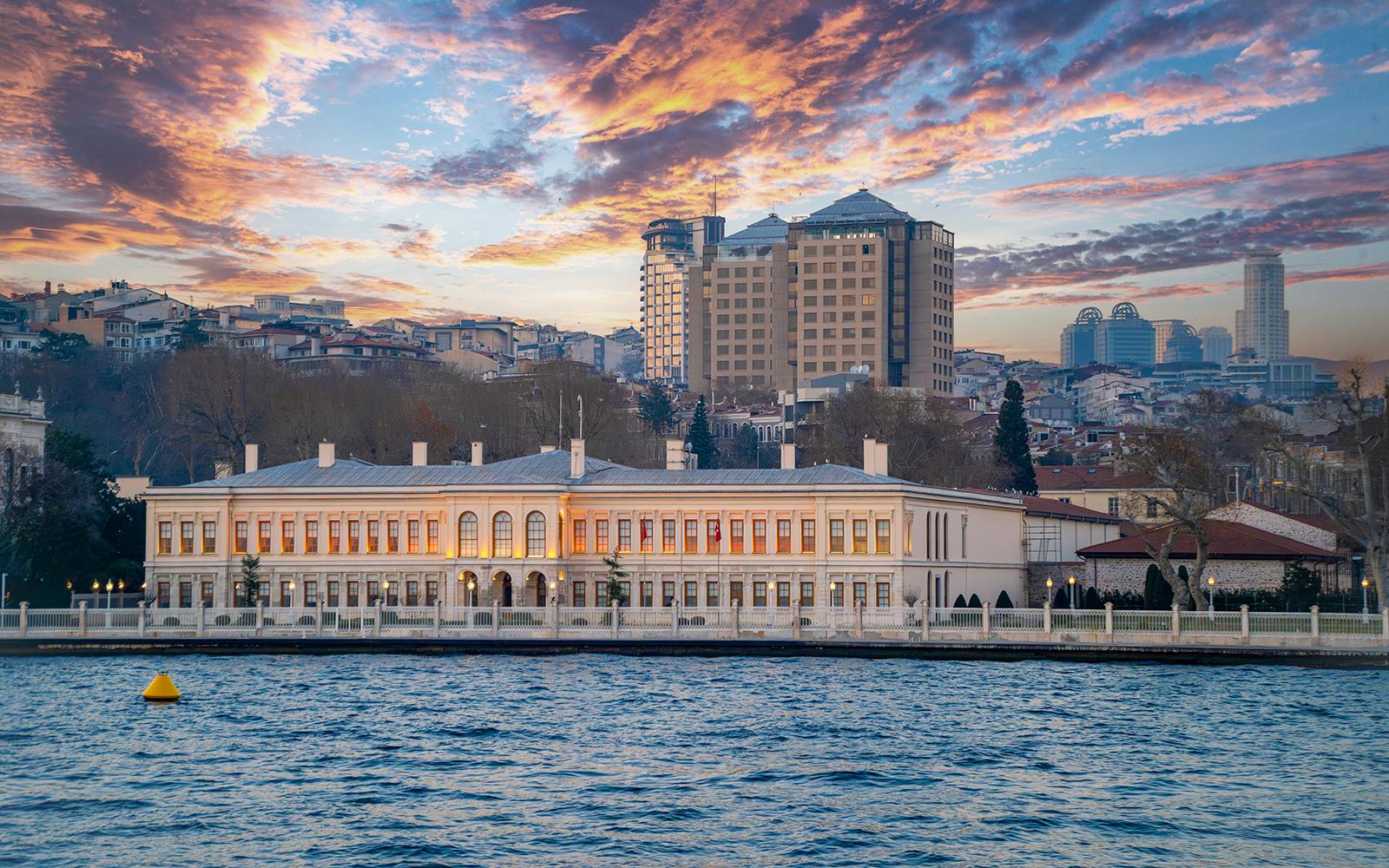 Bosphorus Dinner Cruise with Shows & Unlimited Drinks Image 2