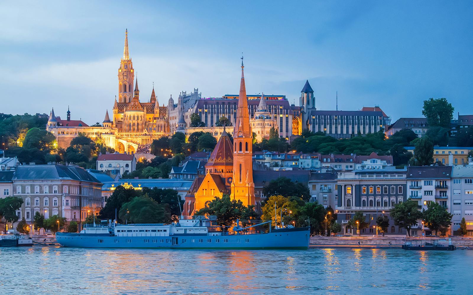 Budapest Danube River Sightseeing Cruise with Drinks Image 4