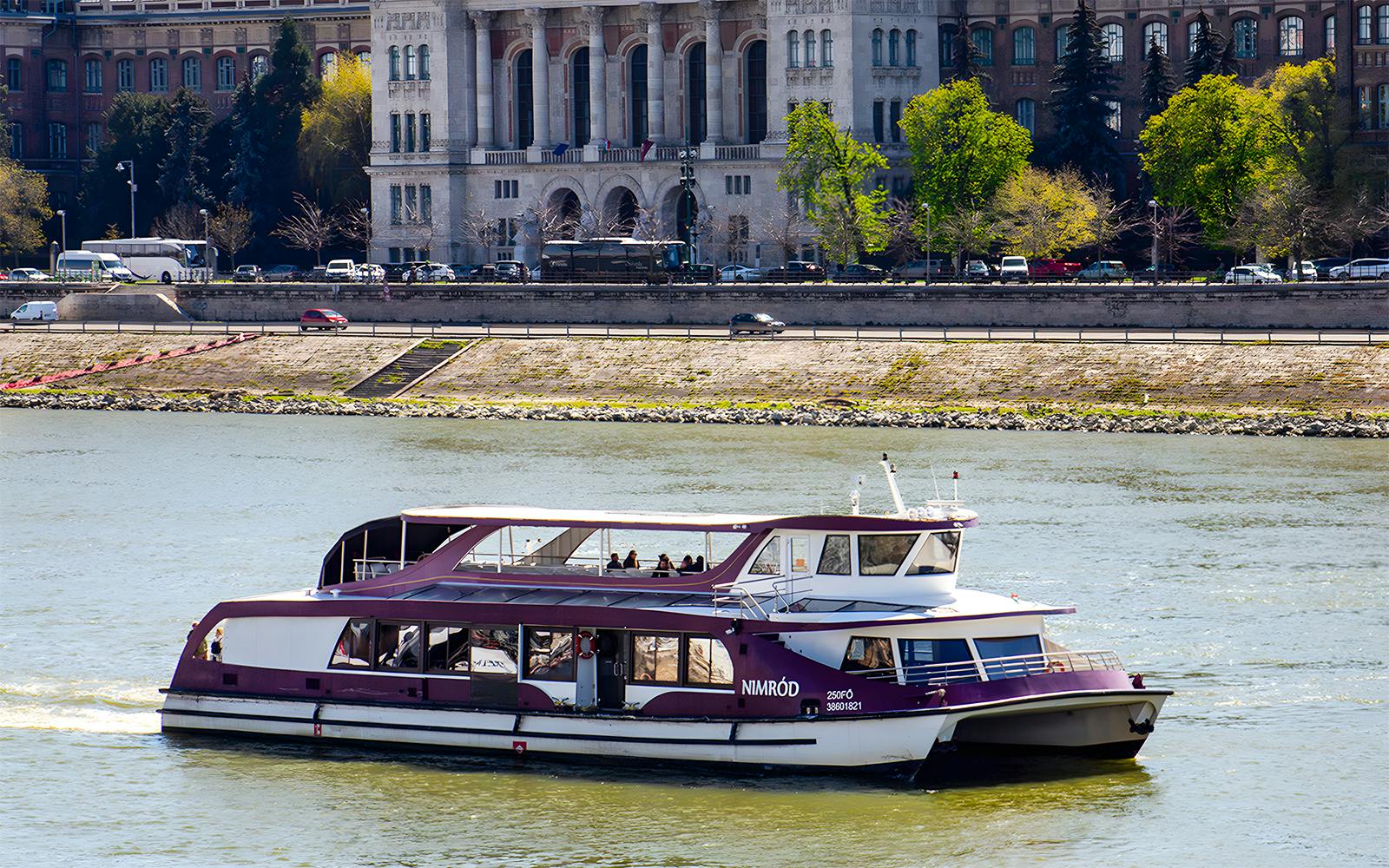 Budapest Evening Danube River Sightseeing Cruise with Unlimited Prosecco Image 3