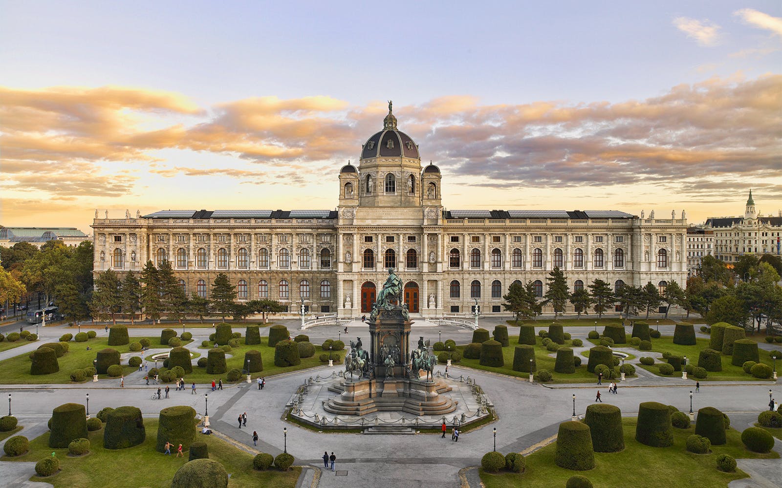 Combo: Kunsthistorisches Museum + Imperial Treasury Admission Tickets Image 2