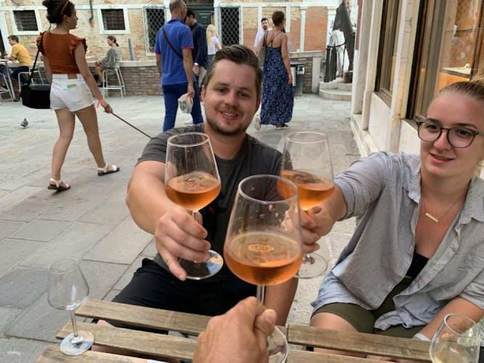 Evening street food and wine tour in Venice