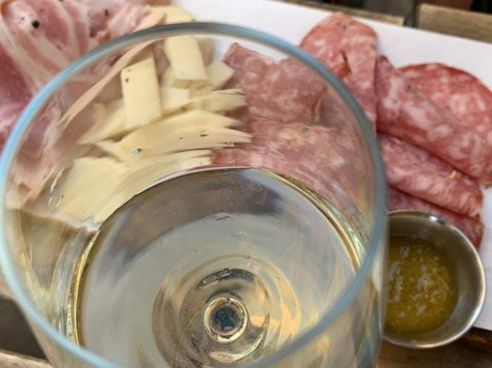 Evening street food and wine tour in Venice