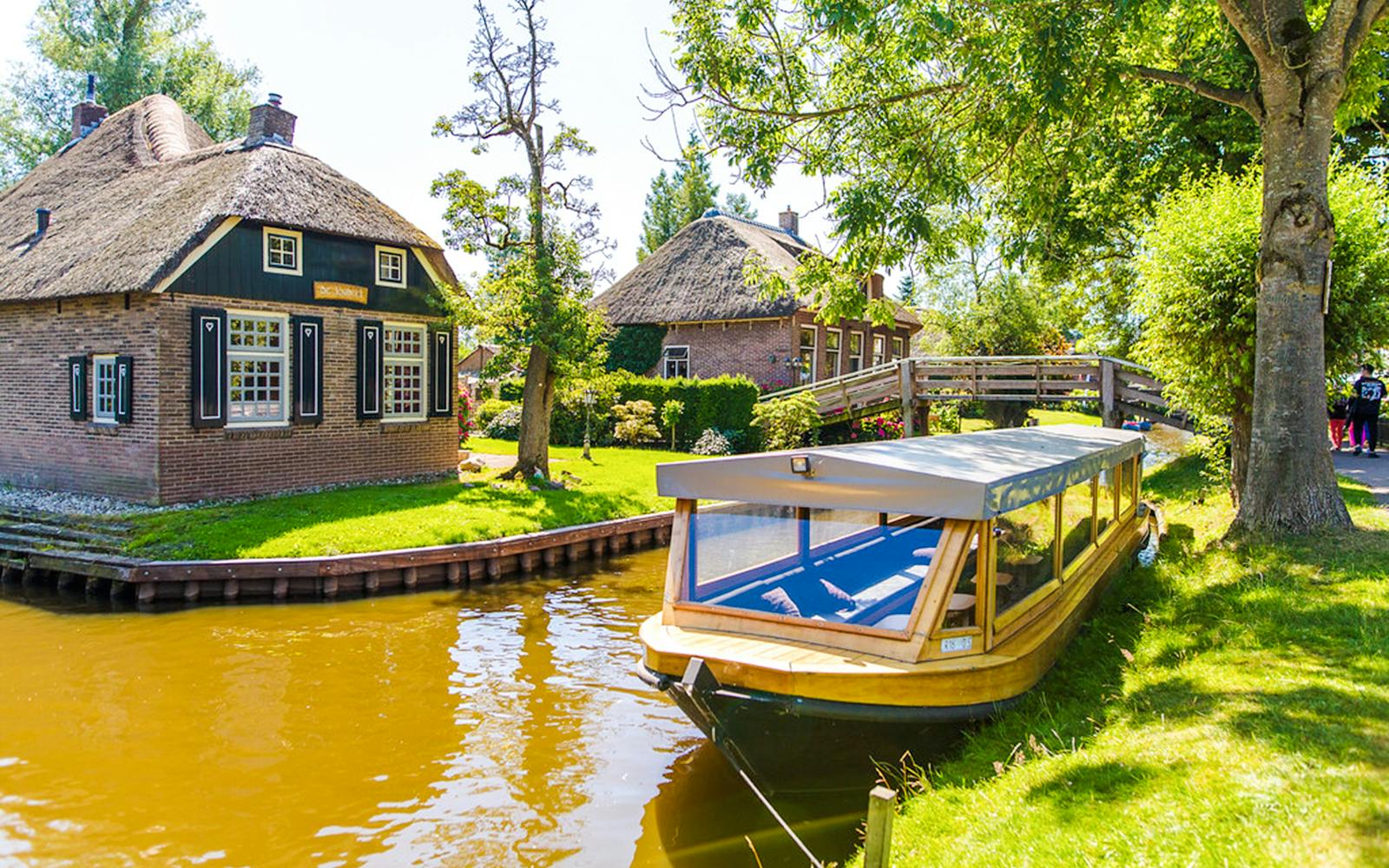 From Amsterdam: Giethoorn Guided Day Trip with Boat Tour Image 1