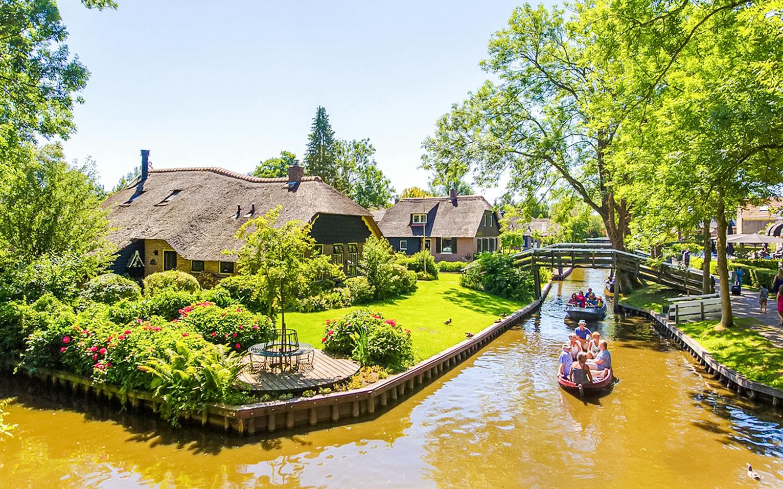 From Amsterdam: Giethoorn Guided Day Trip with Boat Tour Image 3