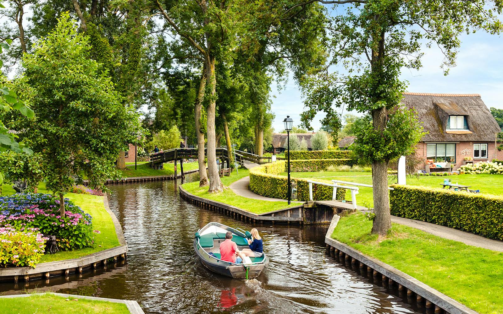 From Amsterdam: Giethoorn Small-Group Day Tour with Electric Boat Ride Image 3