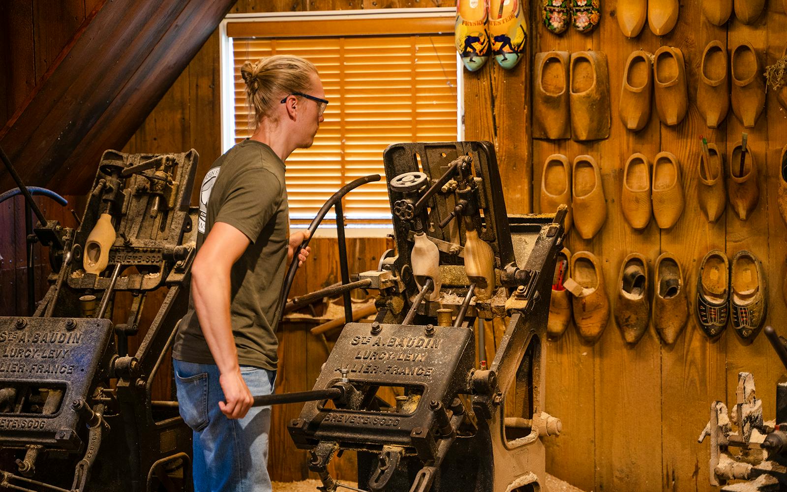 From Amsterdam: Zaanse Schans, Volendam, Edam and Marken Guided Tour Image 5