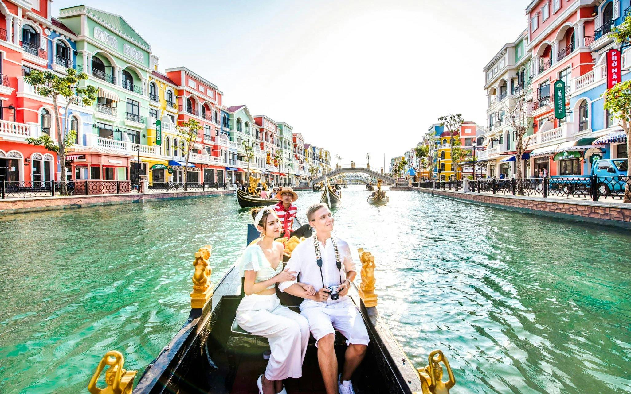 Grand World Phu Quoc Tickets: Teddy Bear Museum, Venice Boat Ride or Quintessence Show Image 2