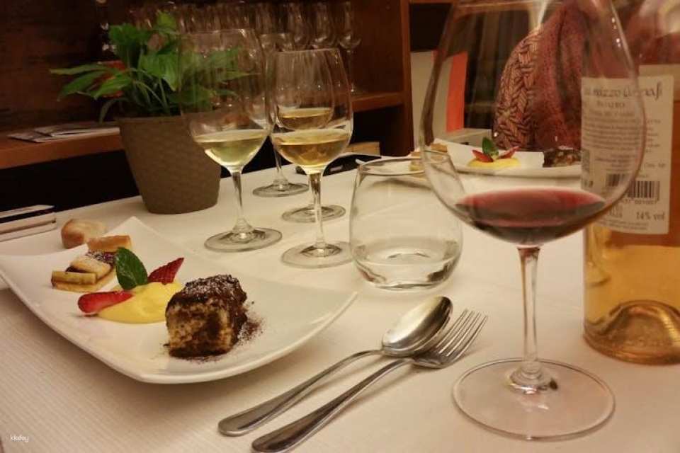 Guided wine tasting and food pairing dinner near the Pantheon