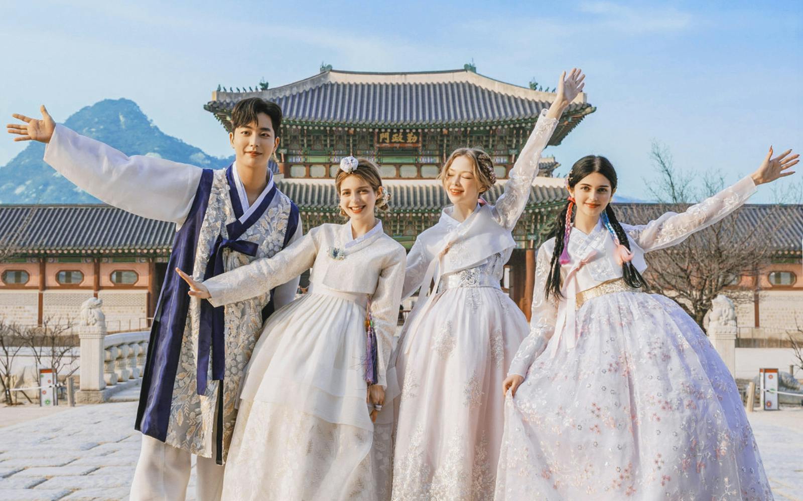 Hanbok Rental Experience at Seoul Gyeongbokgung Palace Image 1