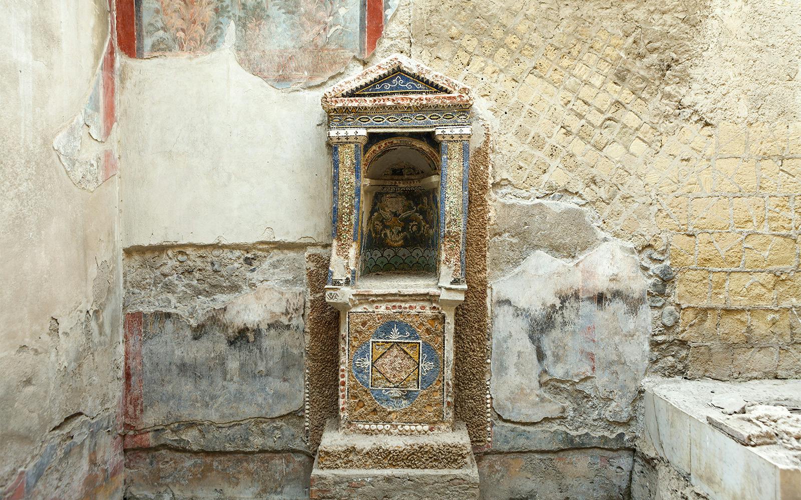 Herculaneum Priority-Entry Guided Tour with an Archaeologist Image 12