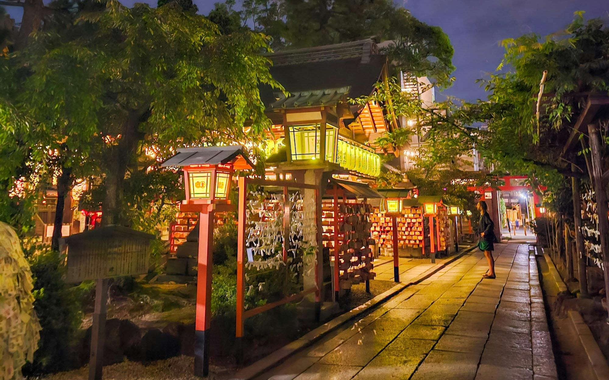 Kyoto: Gion After-Dark Walking Tour – Geisha Culture & Night Sightings with Local Guide Image 4