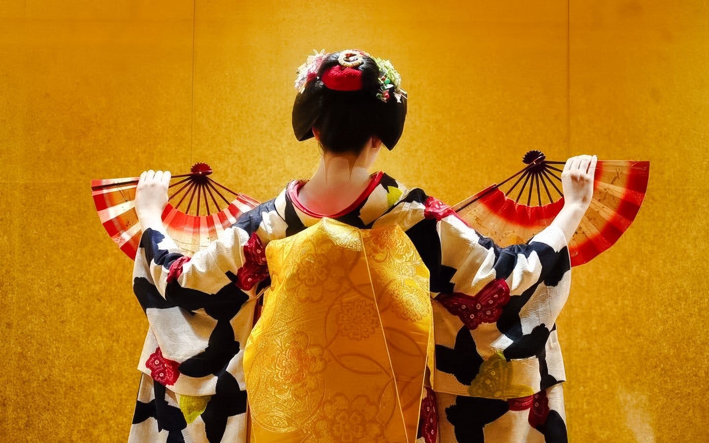 Kyoto: Sit with a Real Geisha – Tea Ceremony, Traditional Dance & Snacks Image 4