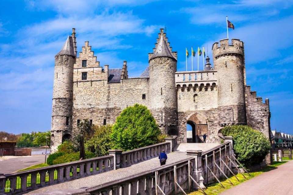Navigate Antwerp's most Insta-perfect spots with a local