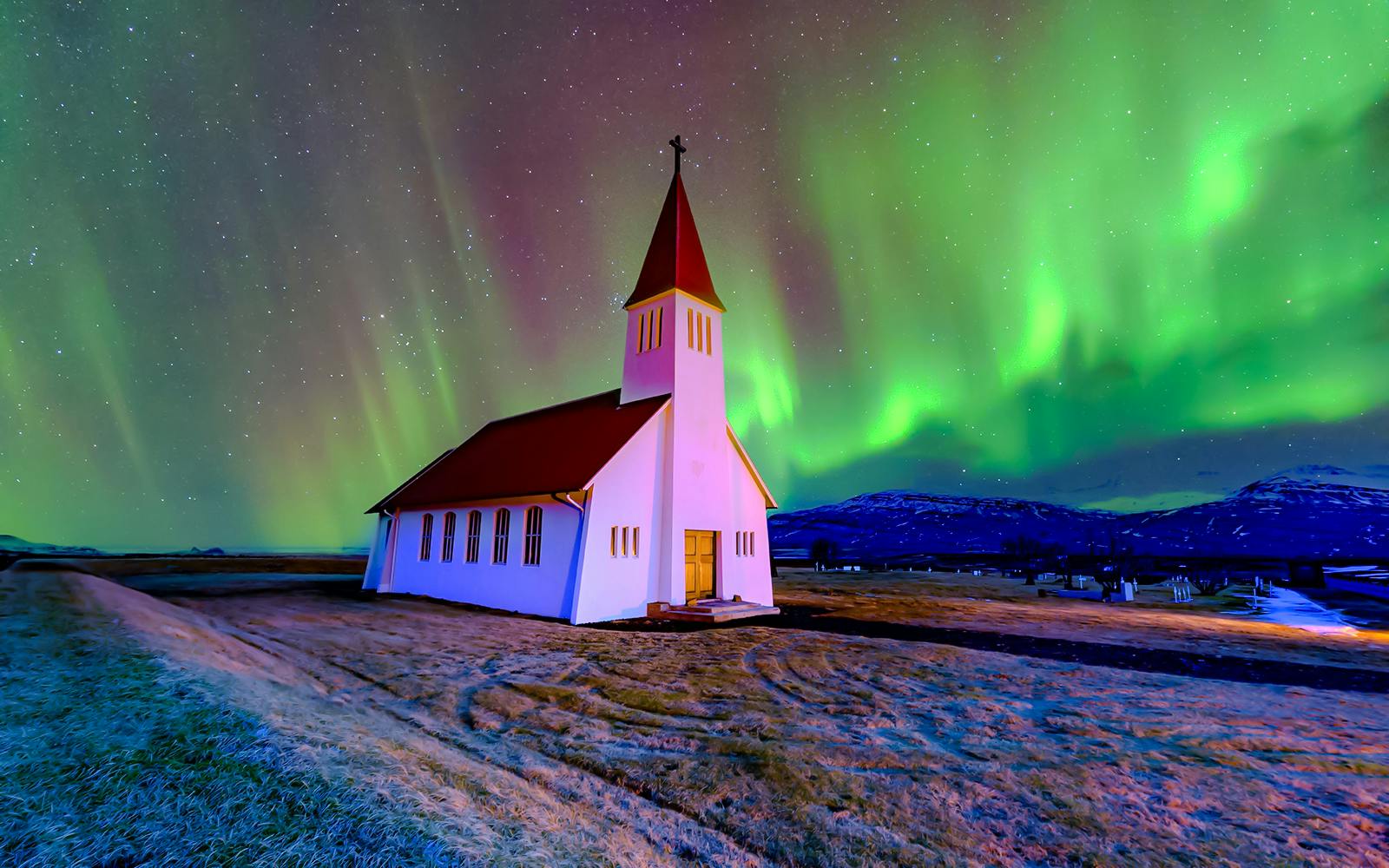 Reykjavik: Northern Lights Bus Tour with Chocolate & Surprise Gift
Image 2