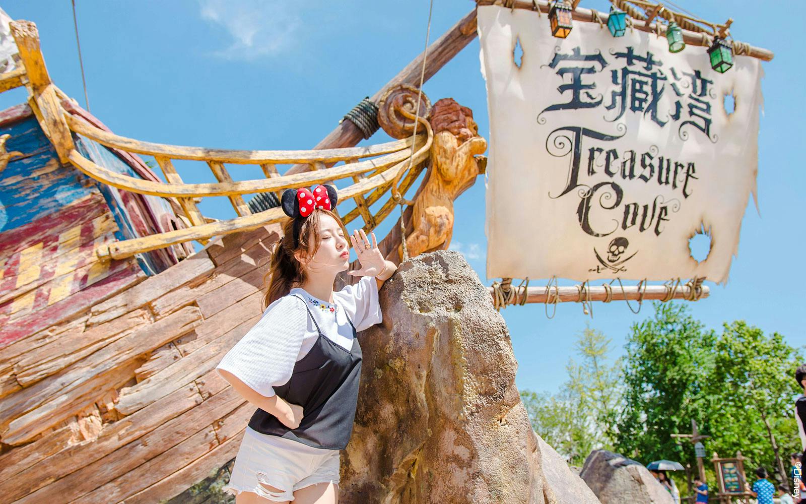 Shanghai Disneyland 1-Day Ticket With Premier Access (6 Attractions) Image 5