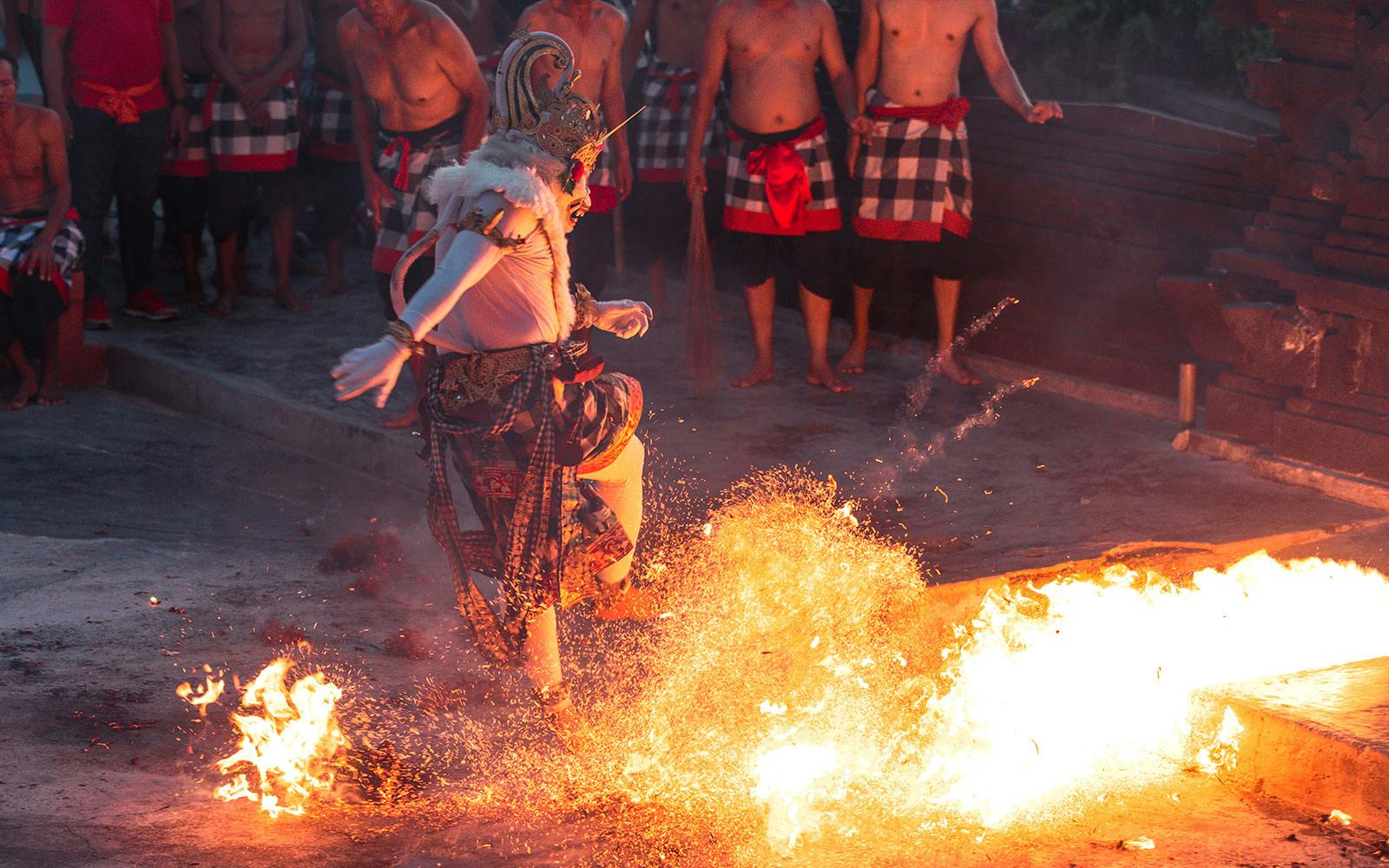 Tanah Lot Temple: Kecak & Fire Dance Show Tickets and Tours


 Image 3