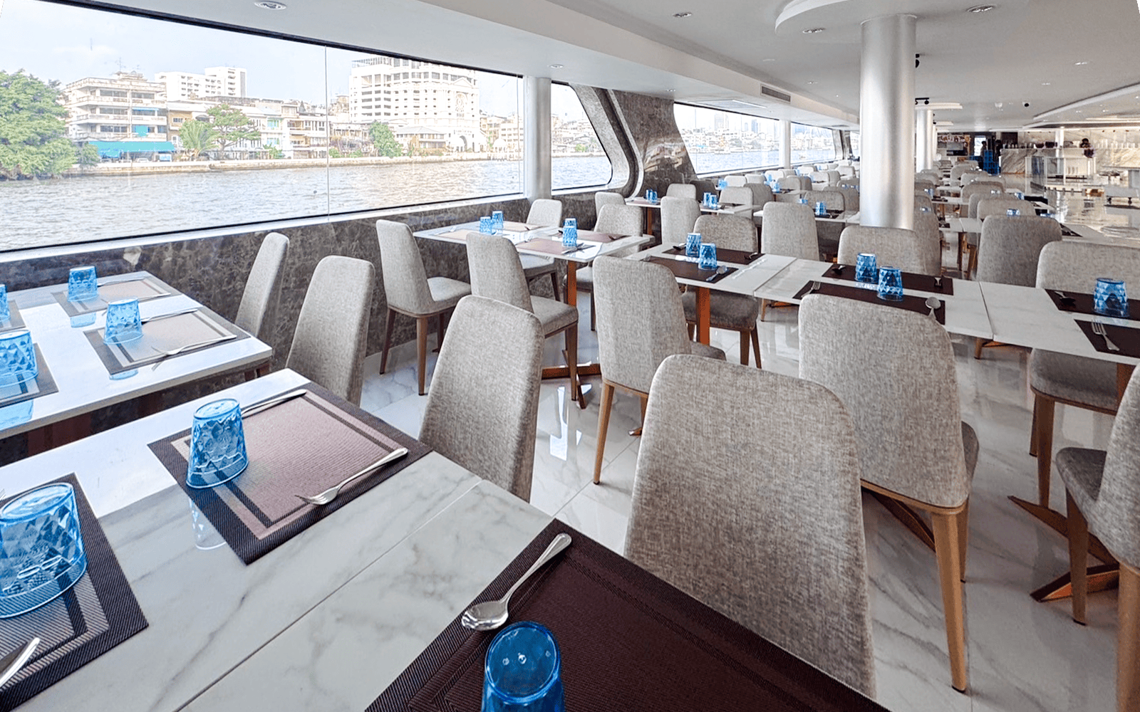 The Luxury White Dinner Cruise at ICONSIAM Image 5