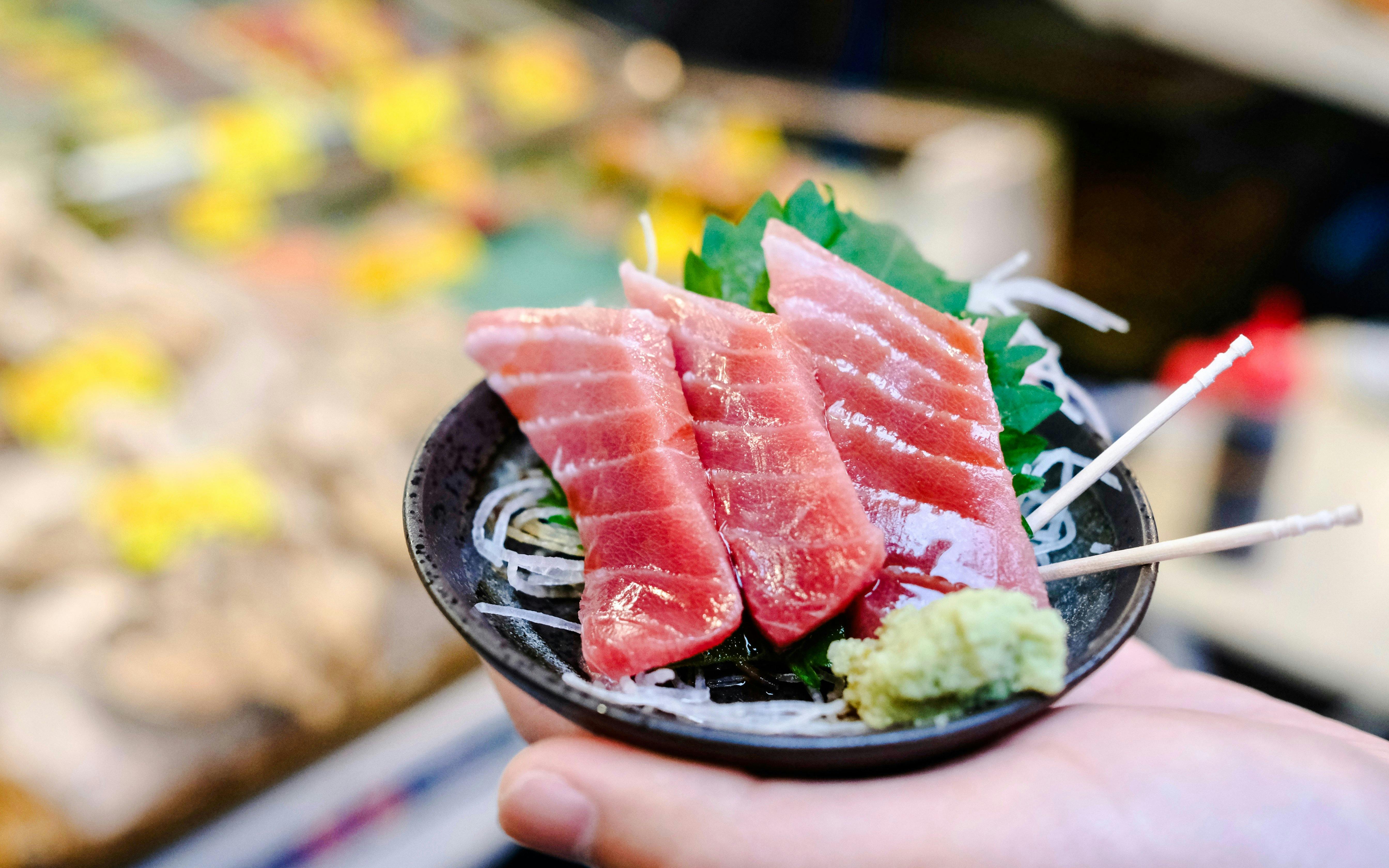 Tokyo: Toyosu Tuna Auction and Tsukiji Market Guided Walking Tour Image 12