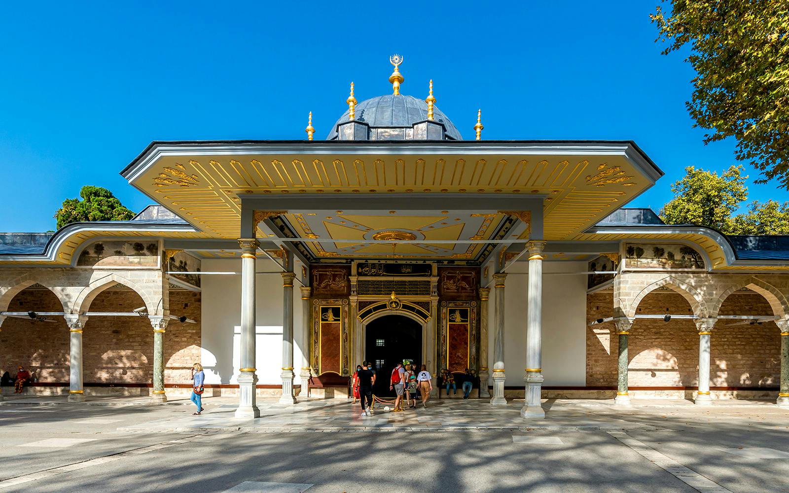 Topkapi Palace & Harem + Hagia Irene Skip-the-Line Guided Tour Image 1