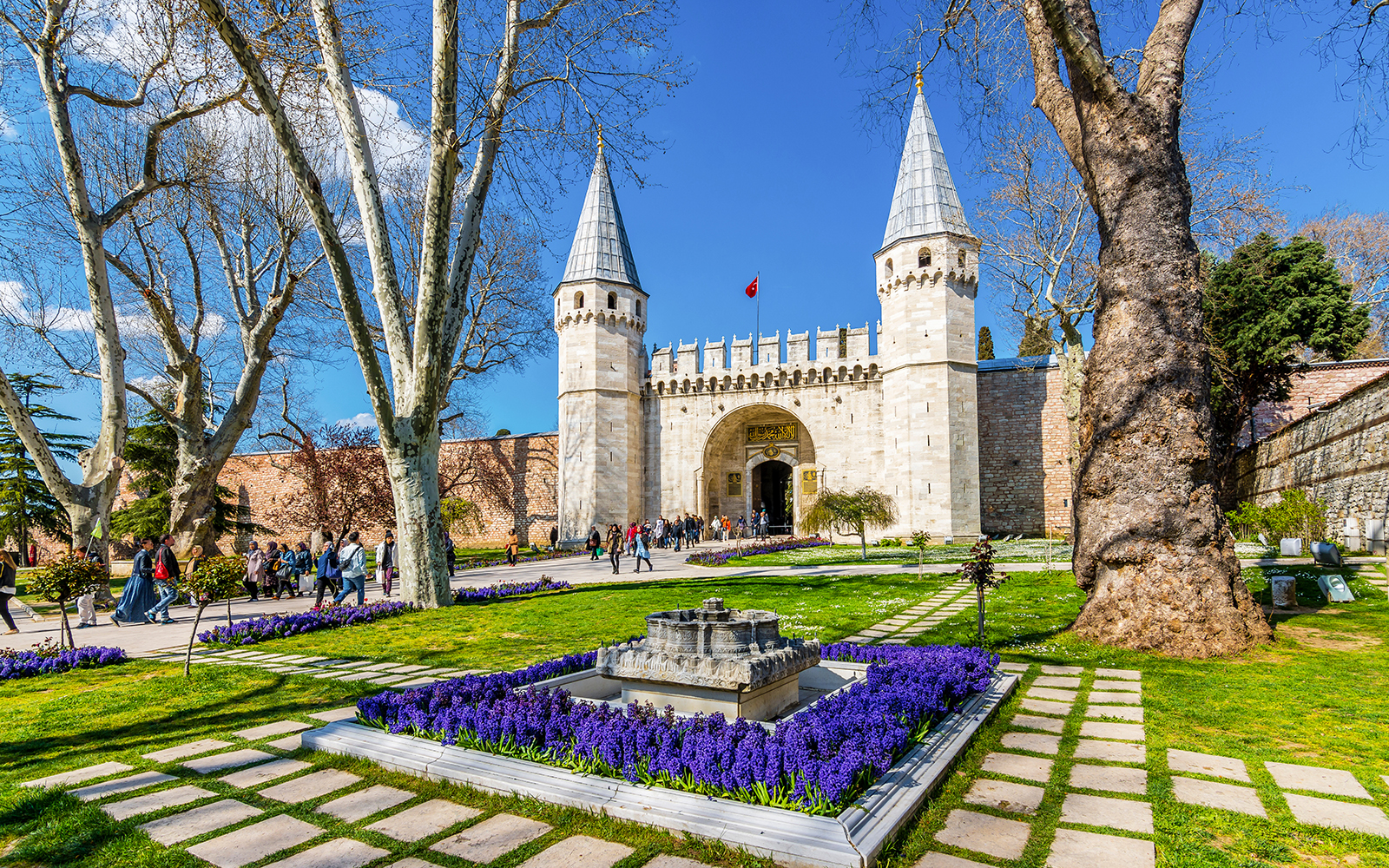 Topkapi Palace Skip-the-Line Tickets with Harem Access & Bosphorus Cruise Image 1
