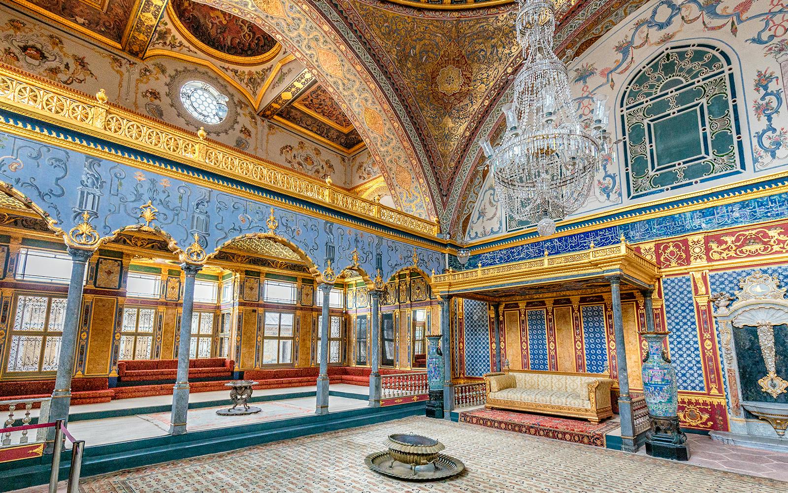 Topkapi Palace Skip-the-Line Tickets with Harem Access & Bosphorus Cruise Image 3