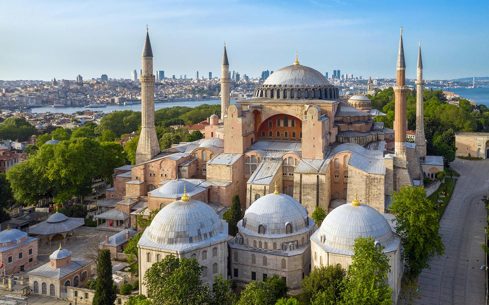 Topkapi Palace Skip-the-Line Tickets with Harem Access & Bosphorus Cruise Image 6