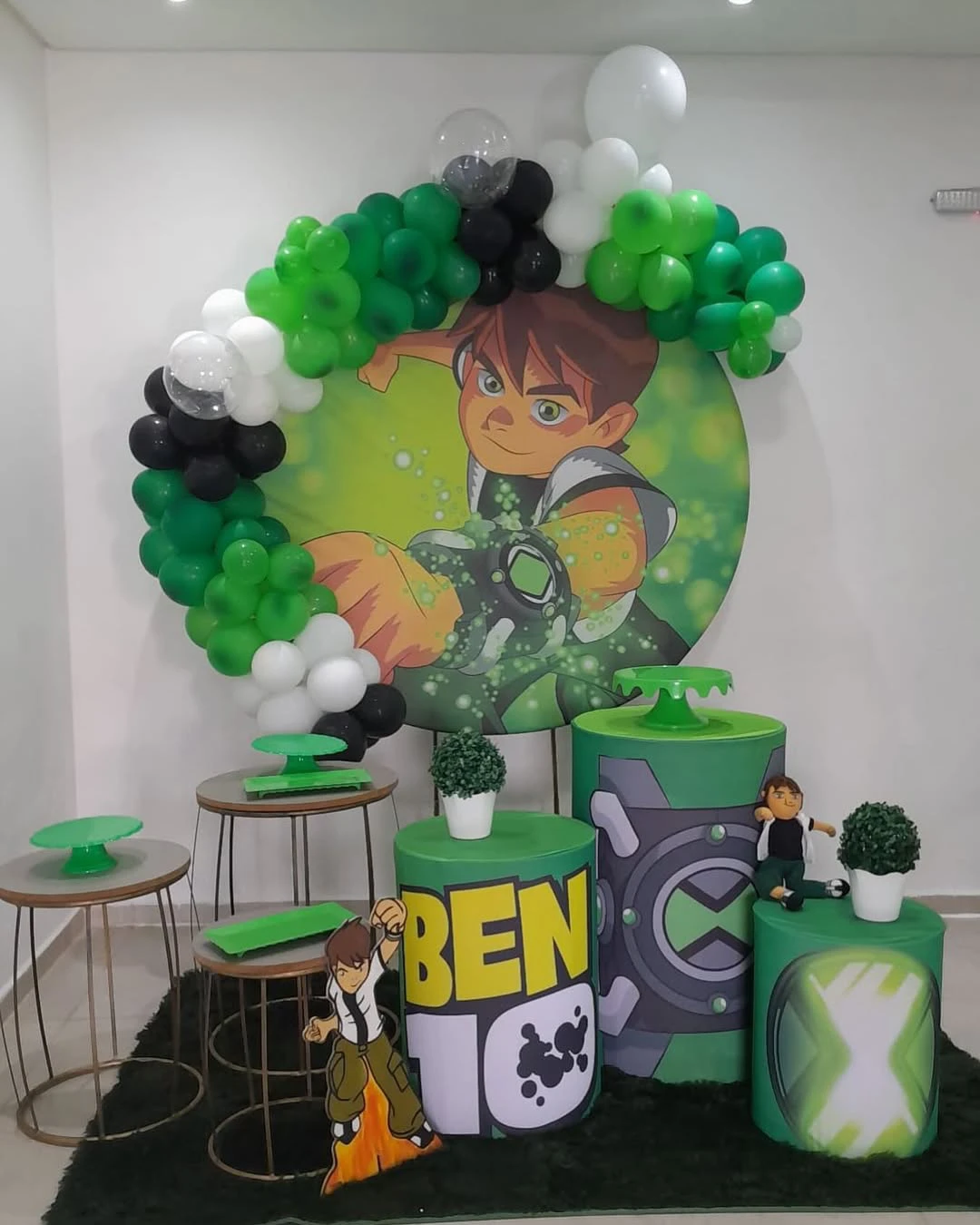 Ben 10 Superhero Birthday Balloon Ring Setup