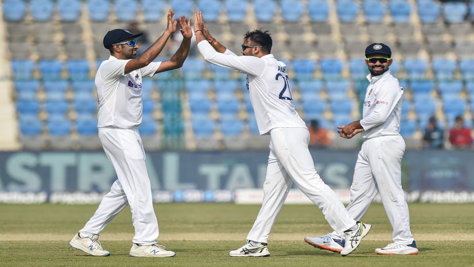 Indian bowlers make incredible comeback to bowl out New Zealand for 296