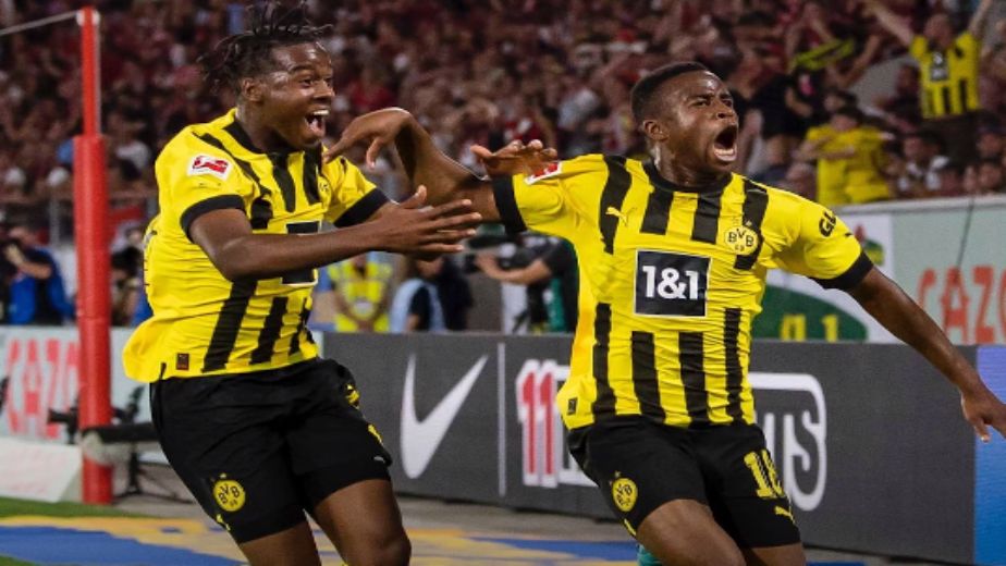 Dortmund youngsters help get a hard fought victory over SC Freiburg