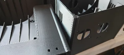 Nie jest super matowy jakby talkiem posypany (jak niektóre PLA), ale jak na PETg - jest zupełnie wystarczająco matowy, wręcz nikt nie chce uwierzyć że to z petg.