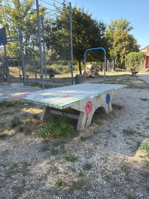 Ping pong u hřiště