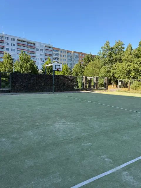 Basketbalové hřiště Basket Mezi Školami – Praha