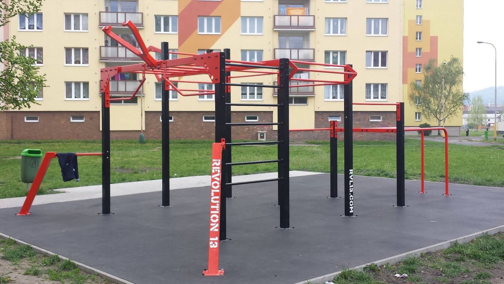 Workoutové hřiště Workout Družební – Ostrov