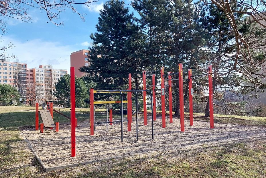 Workoutové hřiště Workout ul. Šmolíkova – Praha