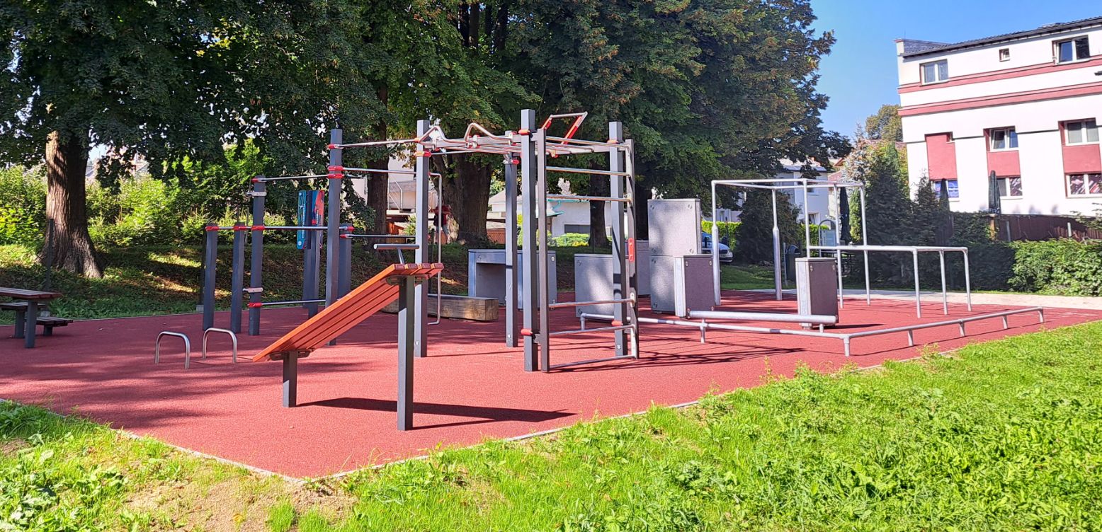 Workoutové hřiště Wourkout Na Hrázi – Zábřeh