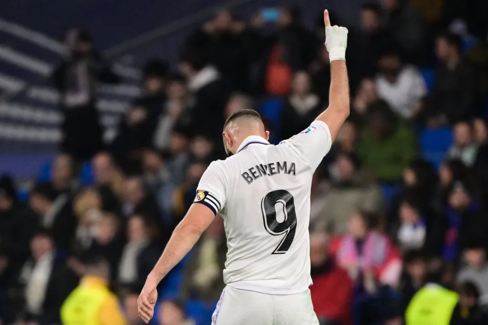 Benzema surpasses Raúl as Madrid beats last-place Elche