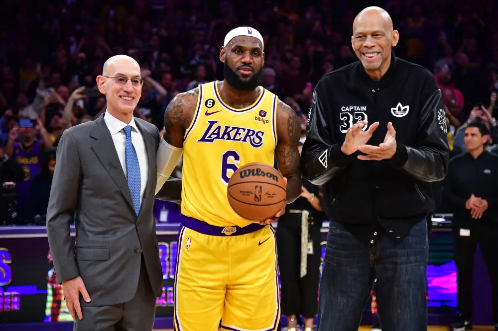 'King' James breaks NBA all-time points-scoring record