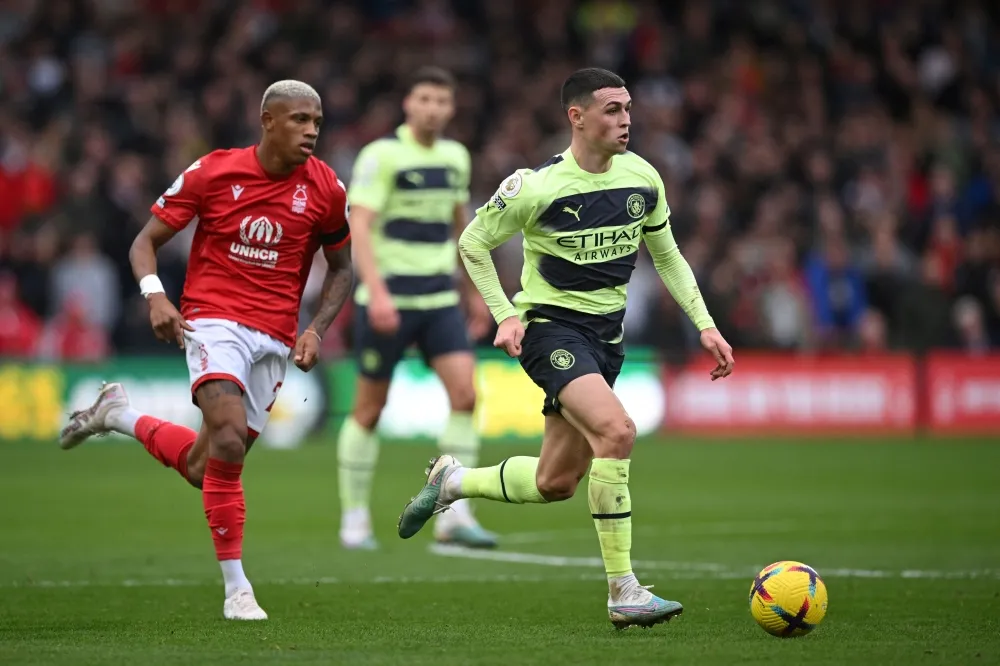 Arsenal regain top spot as Man City stumble in title race