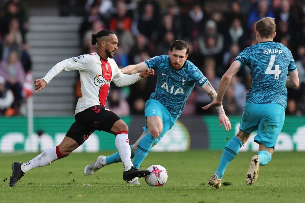 Southampton fightback stuns Spurs, Leeds tame Wolves
