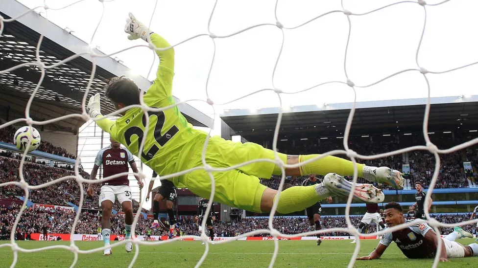 Raya's brilliance allows Arsenal to put down marker
