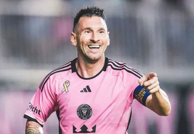 Messi scores two in four minutes on injury return