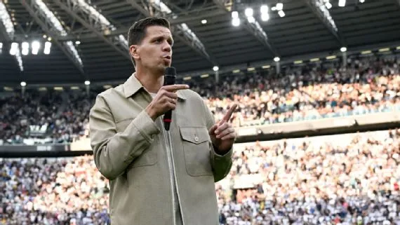 Wojciech Szczesny open to Barcelona links amid GK crisis