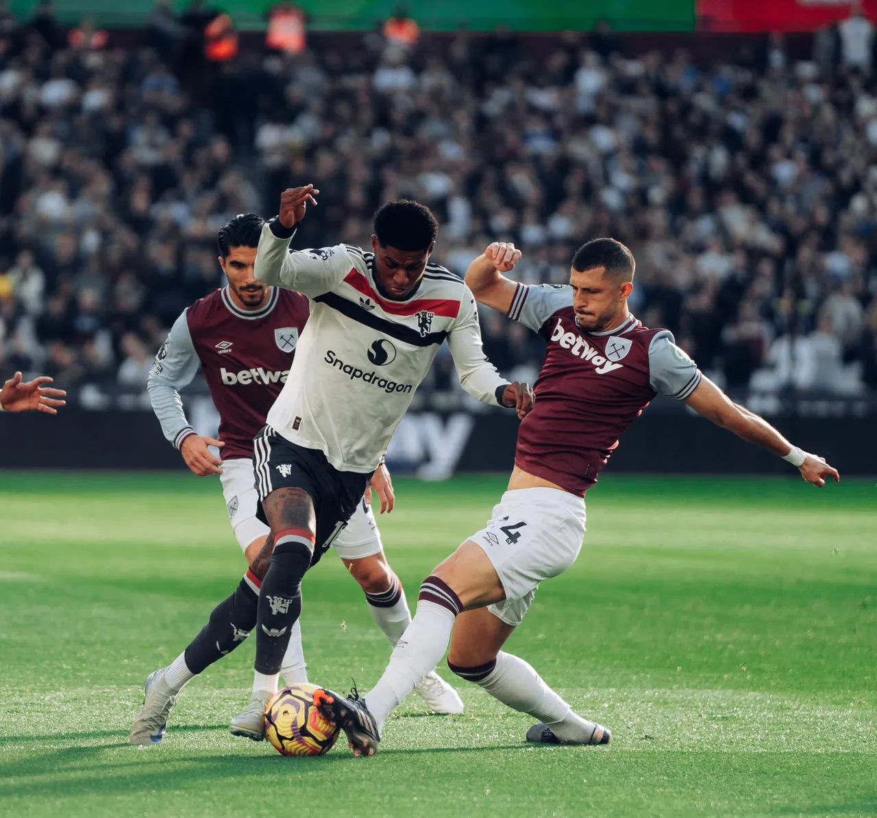 Late Bowen penalty gives West Ham win against Man Utd