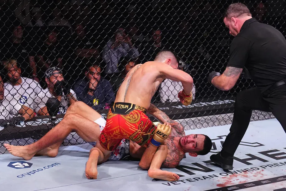 Topuria stuns Holloway to retain UFC title